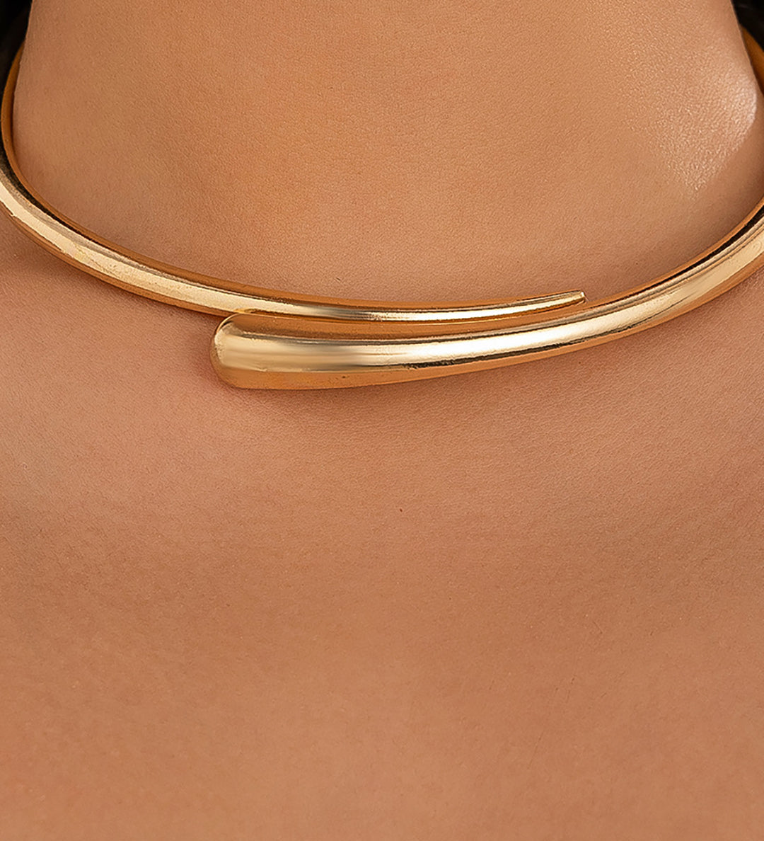 Otevřený kovový choker